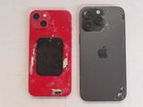 une photo montrant deux iPhones qui ont été laissés au même endroit