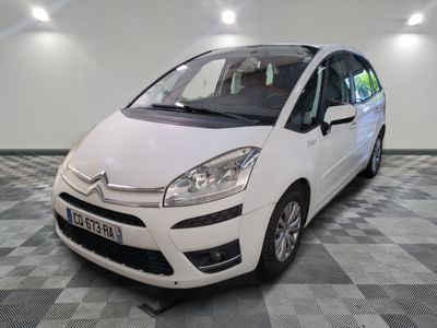 la petite voiture blanche est garée sur un carrelage à carreaux
