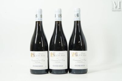 trois bouteilles de vin posées sur une table blanche
