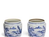 deux vases bleus et blancs ornés d'un paysage