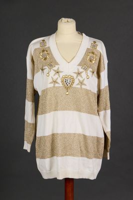 ESCADA by Margaretha Ley. Pull col "v", rayures doré et écru…