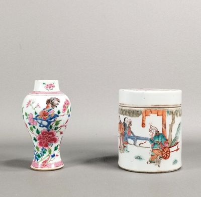 deux vases chinois et un petit vase posés sur un support gris