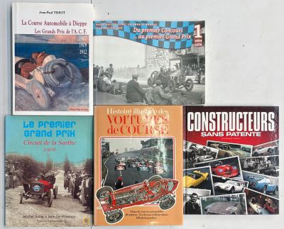 un grand nombre de livres posés sur une table