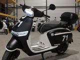 un scooter noir et blanc garé dans un garage