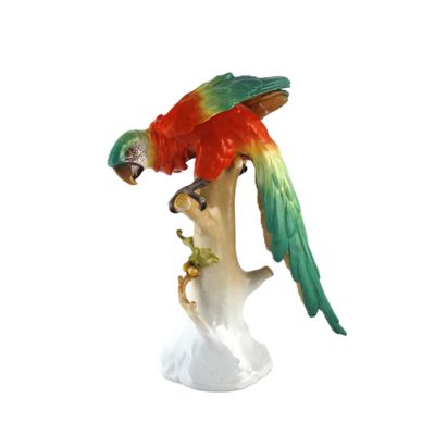 une figurine représentant un perroquet perché sur une branche