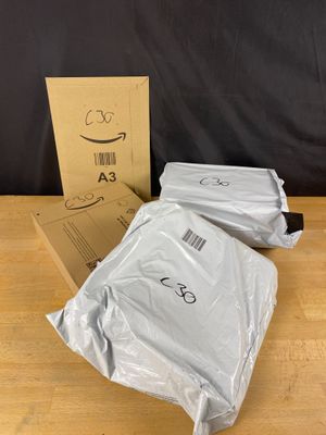 une boîte contenant une paire de t-shirts blancs posée sur une table en bois