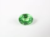 des tourmalines vertes sur fond blanc