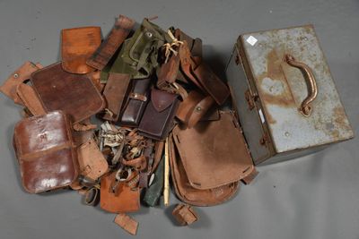 une pile de vieux bagages posée sur une table