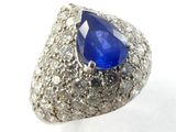 gros plan d'une bague en saphir bleu et diamant sur une surface blanche