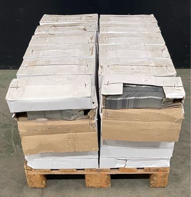 une pile de cartons posée sur une palette, avec un mur noir en arrière-plan