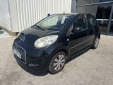 la petite voiture noire est garée devant un bâtiment