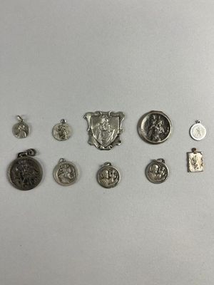 Plusieurs types de médailles sont exposés sur un fond blanc