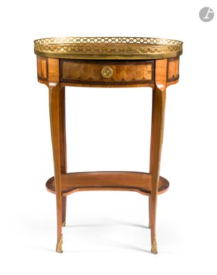 l'image d'une petite table avec un tiroir