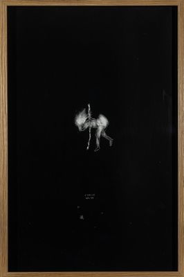 photographie en noir et blanc d'un homme à cheval dans l'obscurité