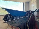 une brouette bleue dans un coin de la pièce