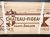 une boîte en bois sur laquelle est accrochée une pancarte indiquant « château - Figea »