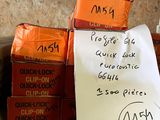 une affiche placée sur une étagère dans un magasin, indiquant aux clients comment récupérer un colis en libre-service
