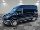 une camionnette noire garée dans une grande pièce au sol carrelé