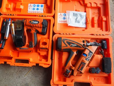 deux caisses orange posées par terre, contenant des outils