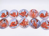 six assiettes aux motifs variés posées sur une table