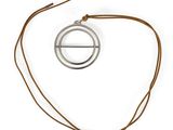 collier en cordon de cuir avec un pendentif en forme de cercle sur fond blanc