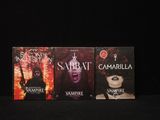 Trois livres de la série sur les vampires sont alignés sur une surface noire