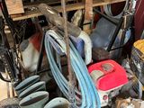 beaucoup d'objets posés sur le sol