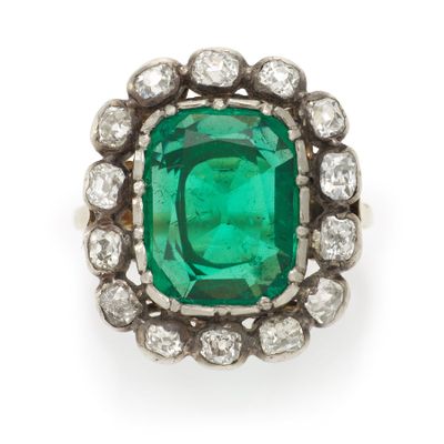 une bague en émeraude et diamant