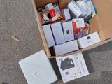 une boîte en carton remplie d'appareils électroniques posée par terre
