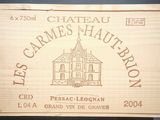 une boîte en bois sur laquelle est apposée une étiquette de vin