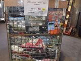 un chariot contenant beaucoup d'articles dans un entrepôt