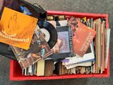 une boîte rouge remplie de divers documents et dossiers