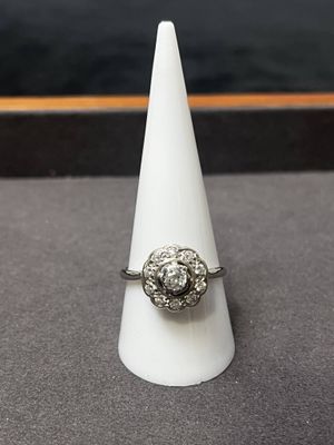 une image représentant un cône blanc sur lequel est posé une bague en diamant