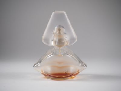 un vase en verre transparent contenant un liquide brun