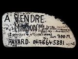 une enseigne sur le côté d'un immeuble sur laquelle on peut lire « aven dre »