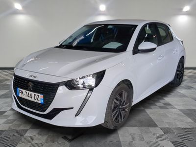 la voiture blanche est garée sur un sol en damier dans le garage