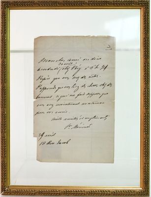 un gros plan sur une feuille de papier encadrée, accrochée au mur