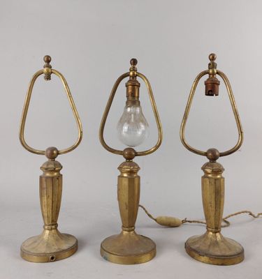 trois lampes de table en laiton, chacune équipée d'une ampoule