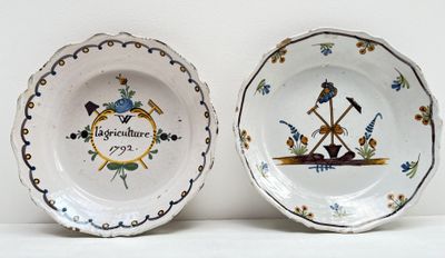 deux assiettes avec des motifs différents