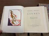 quelqu'un tient un livre sur lequel figure la photo d'une femme