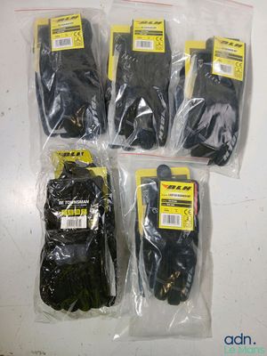 six paires de gants sont emballées dans des sacs en plastique sur une table