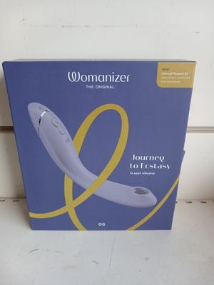 La boîte du Womanizer est posée sur la table.