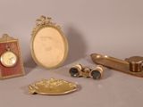 un grand nombre d'objets posés sur une table