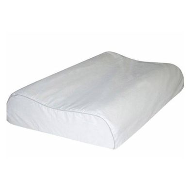 L'oreiller est blanc et est recouvert d'une housse blanche.