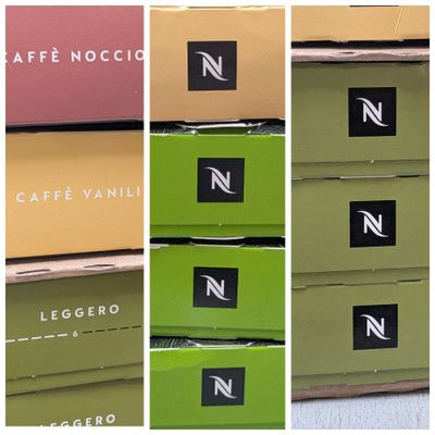 Plusieurs boîtes de café sont empilées les unes sur les autres