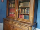 une grande bibliothèque en bois sur laquelle sont posés de nombreux livres