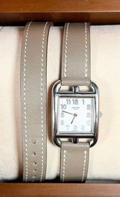 une montre rangée dans un coffret en bois