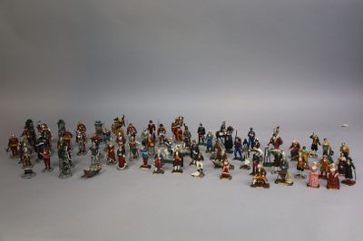 tout un tas de figurines alignées les unes à côté des autres