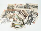 de nombreuses cartes postales anciennes posées sur la table