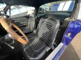 une photo d'une voiture avec des sièges en cuir et un volant
